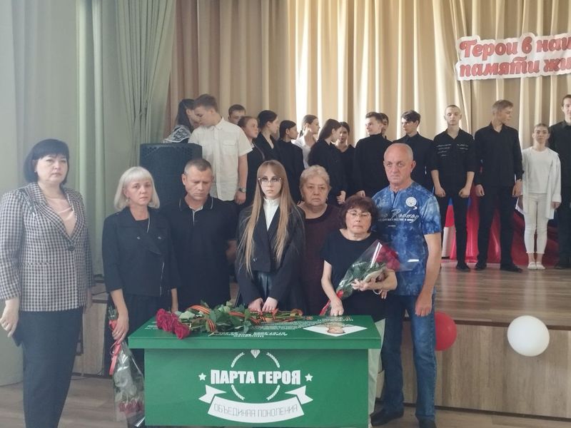 В МБОУ «Школа № 15 им. М.С. Батраковой г. Енакиево» была открыта Парта Героя.