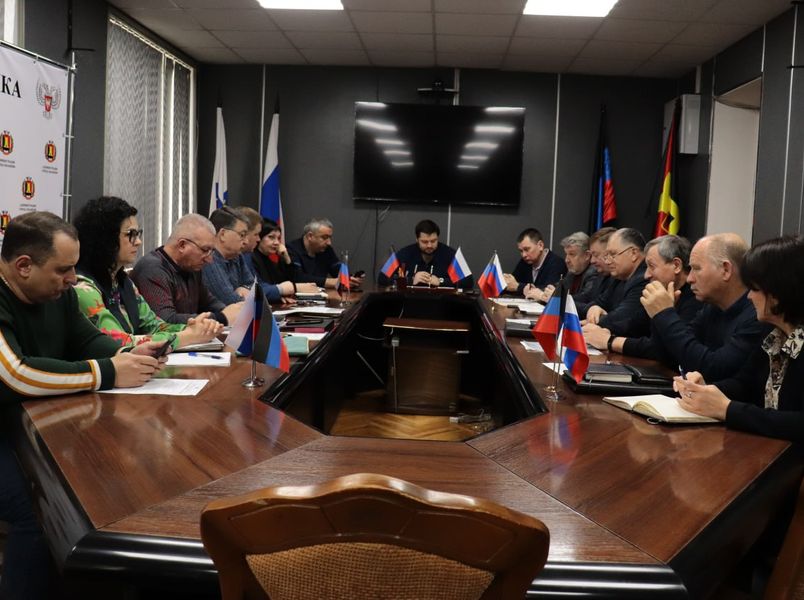 Глава муниципального образования городского округа Енакиево Роман Храменков провел еженедельное аппаратное совещание.
