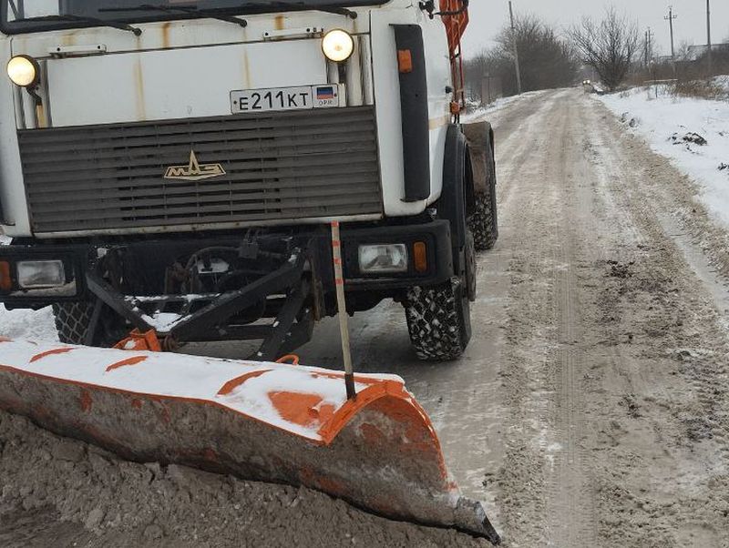 Коммунальщиками ведется активная работа по очистке автодорог и посыпке тротуаров в муниципальном округе Енакиево.