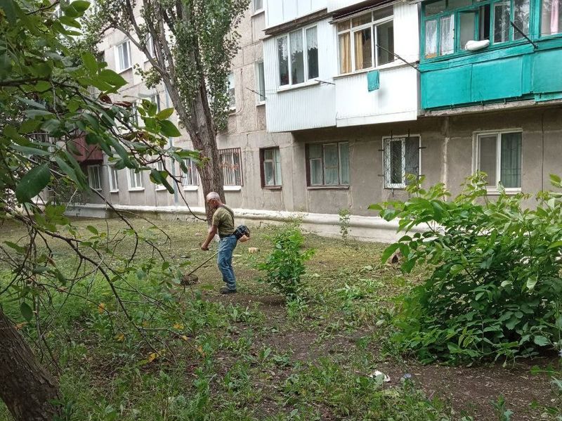 МУП города Енакиево были выполнены мероприятия по приведению в надлежащее санитарное состояние территорий.