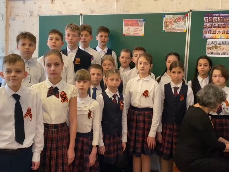 Учащиеся Лицея информационных технологий города Енакиево присоединились к Акции #ПЕСНИПОБЕДЫ.
