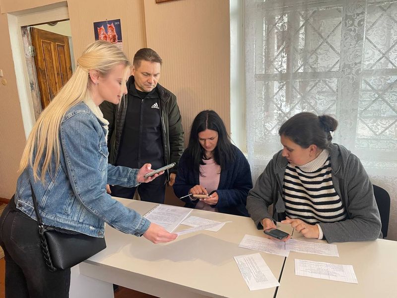 Специалисты отдела молодежи, спорта и туризма администрации г. Енакиево оказали помощь в регистрации на платформе для голосования за объекты благоустройства.