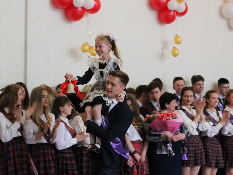 Праздничный «Последний звонок» в школах города Енакиево.