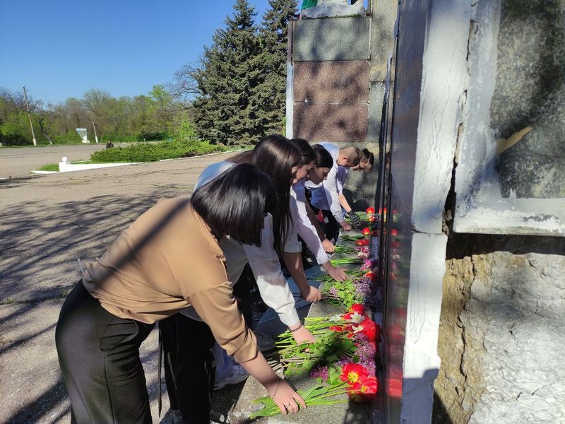 Обучающиеся образовательных учреждений города Енакиево возложили цветы к памятникам павшим в годы Великой Отечественной войны.