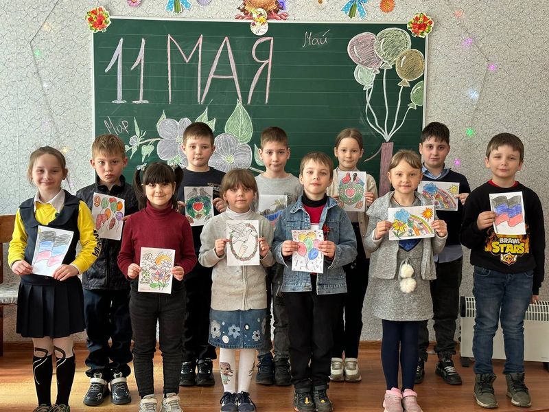 Мероприятия, приуроченные ко Дню Республики, в школах и детских садах города Енакиево.