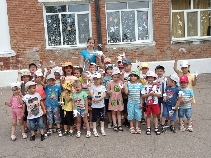 В детских садах города Енакиево проведены тематические мероприятия, посвящённые Дню памяти детей – жертв войны в Донбассе.