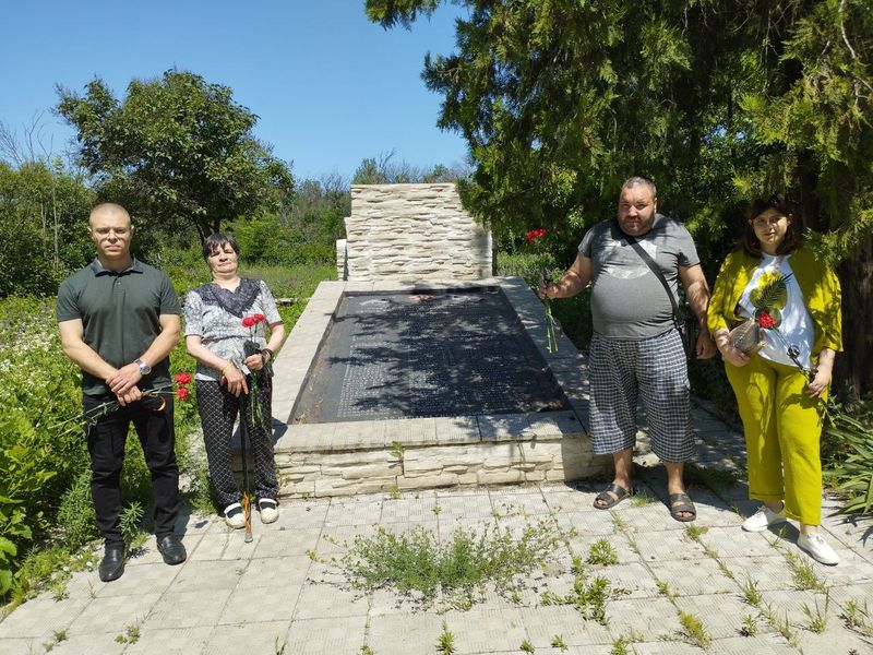 Состоялось возложение цветов к Братской могиле советских воинов, расположенной на Ватутинском кладбище.