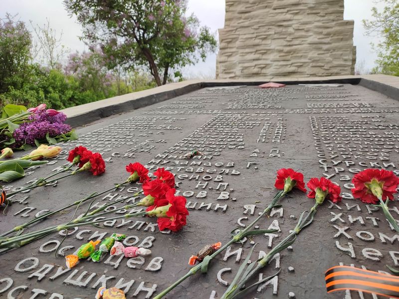 Состоялось возложение цветов к Братской могиле советских воинов.