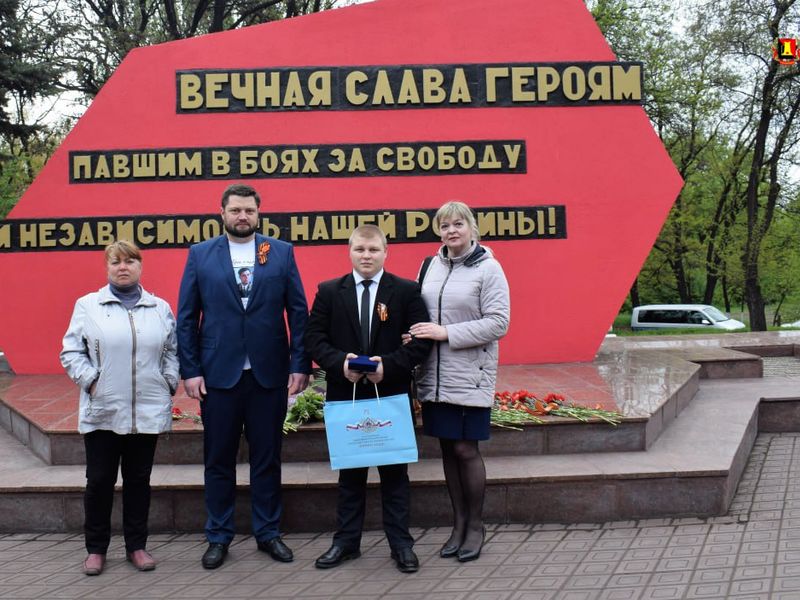 Глава администрации города Енакиево Храменков Р.А. поблагодарил ученика 11-го класса за спасение человека из проруби.