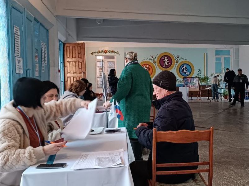 Жители городского округа Енакиево приходят на избирательные участки, настроенные на то, чтобы проголосовать и выбрать Президента Российской Федерации.
