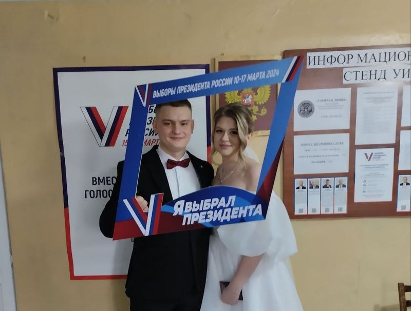 В Енакиево молодожёны проголосовали на выборах Президента Российской Федерации.