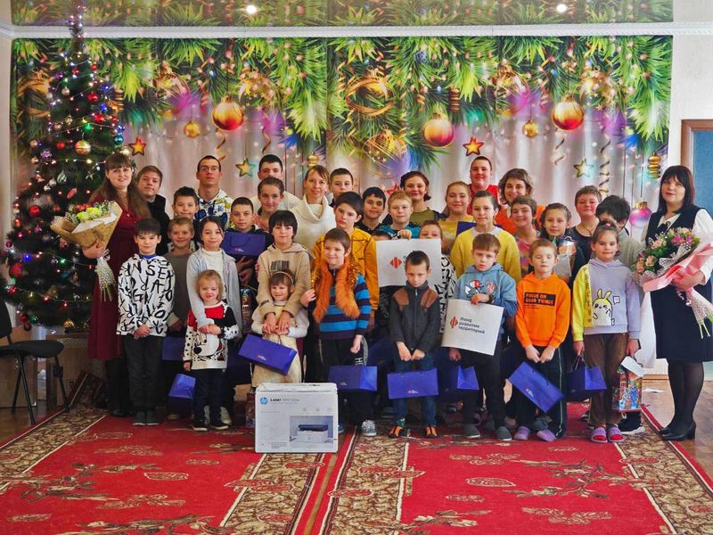 Фонд развития территорий поздравил с наступающим Новым годом ребят из «Детского социального центра» в городе Енакиево .