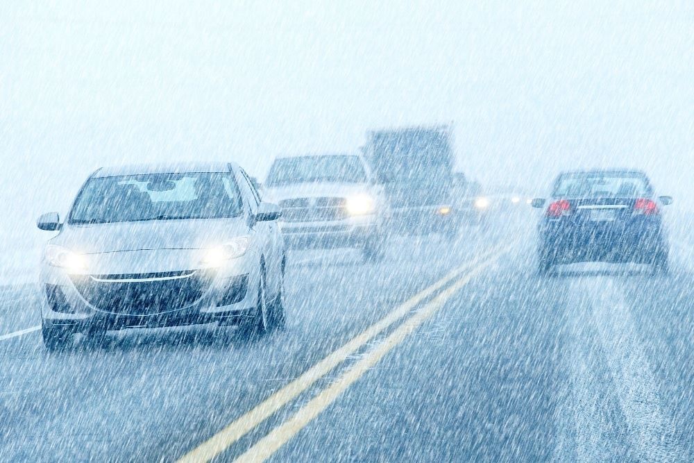 ГИБДД призывает водителей и пешеходов быть внимательными на дорогах при ухудшении погодных и дорожных условий.