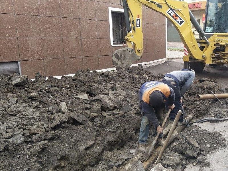 Работники «Енакиевотеплосети» ликвидировали аварию на теплотрассе.