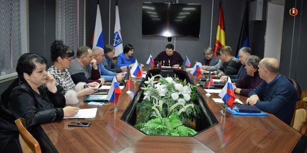 Глава администрации города Енакиево Роман Храменков провел расширенное аппаратное совещание.