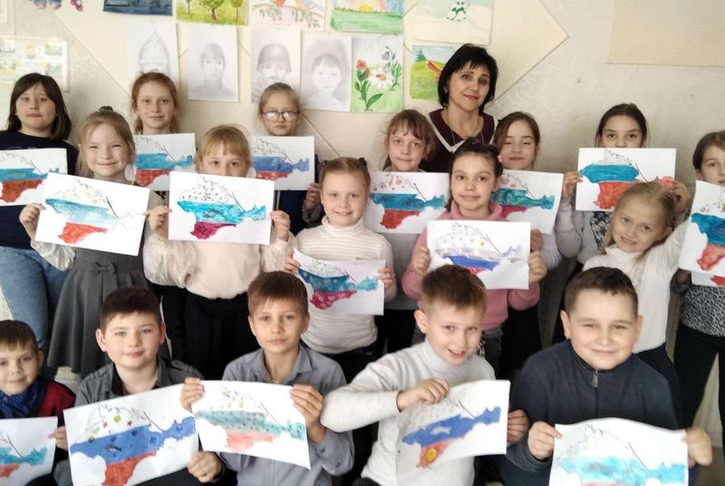Мероприятия, приуроченные ко Дню воссоединения Крыма с Россией, в образовательных учреждениях города Енакиево.