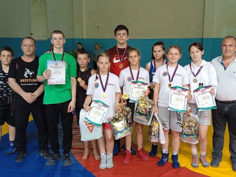 Воспитанники МБУ «КДЮСШ» администрации города Енакиево приняли участие в Республиканских соревнованиях по спортивной борьбе.