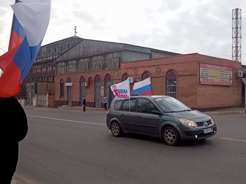 Автомобилисты и байкеры города Енакиево, собрались сегодня для того, чтобы открыть эстафету в честь избирательного процесса.