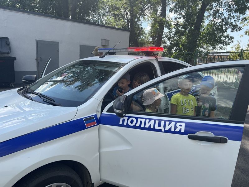 Полицейские навестили воспитанников детского сада в Мариуполе.