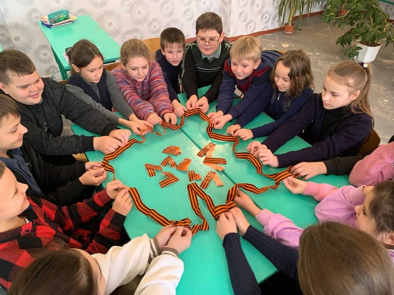 Мероприятия в честь Дня георгиевской ленты в школах города Енакиево.