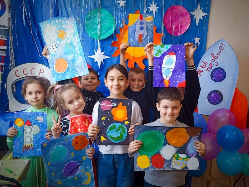 Прошел конкурс детских рисунков «Мы – первые», посвященный Дню космонавтики.