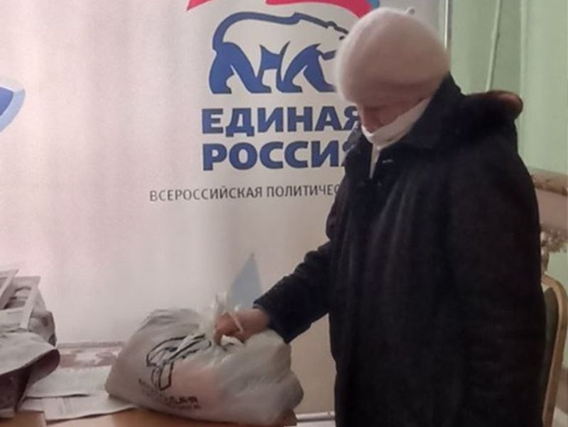 Активисты Енакиевского штаба МР и МГЕР ДНР раздали гуманитарную помощь пожилым людям.
