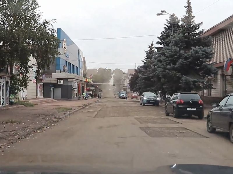 Проводятся работы по текущему ремонту автомобильной дороги по улице Щербакова.