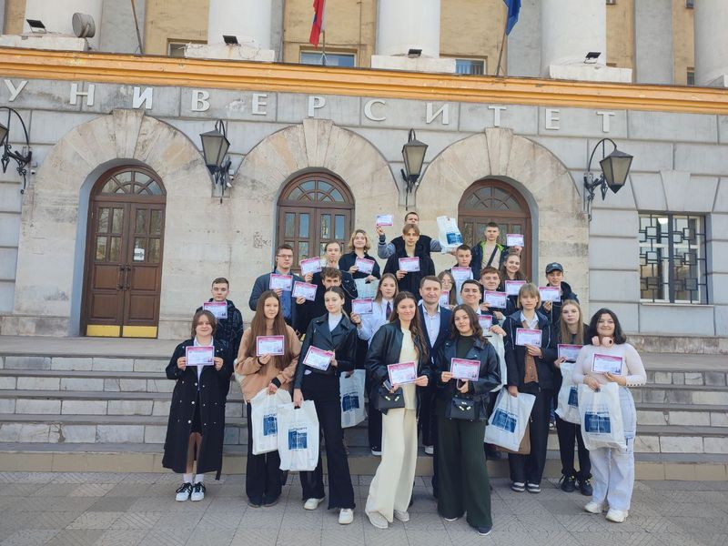 Школьники из Енакиево приняли участие в межрегиональной олимпиаде по физике.
