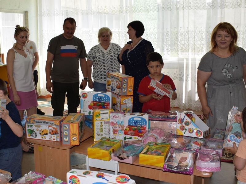 Подарки от Ленинградской области детскому саду города Енакиево.