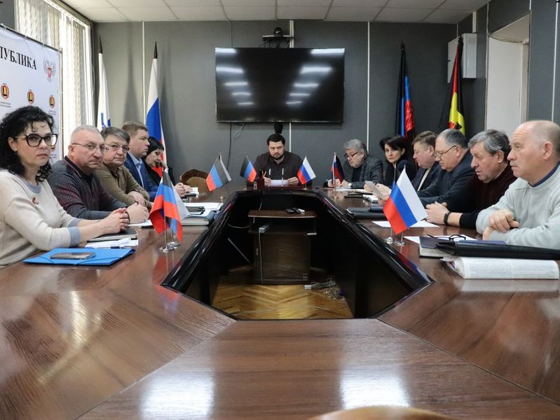 Глава муниципального образования городского округа Енакиево Роман Храменков провёл аппаратное совещание.