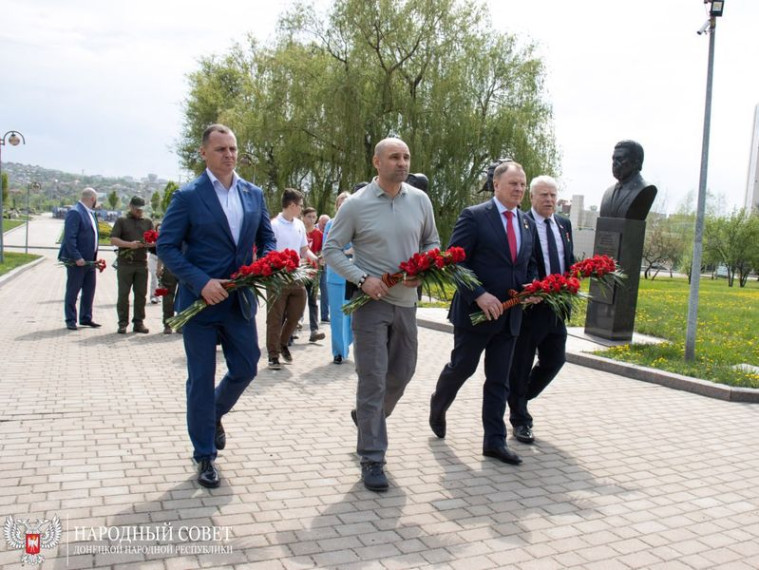 Артем Жога вместе с членами Президиума ОО «Офицеры России» почтил память павших Героев.