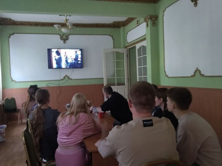 Прошел кинофестиваль «Без срока давности» с участием молодежного актива городского округа Енакиево.