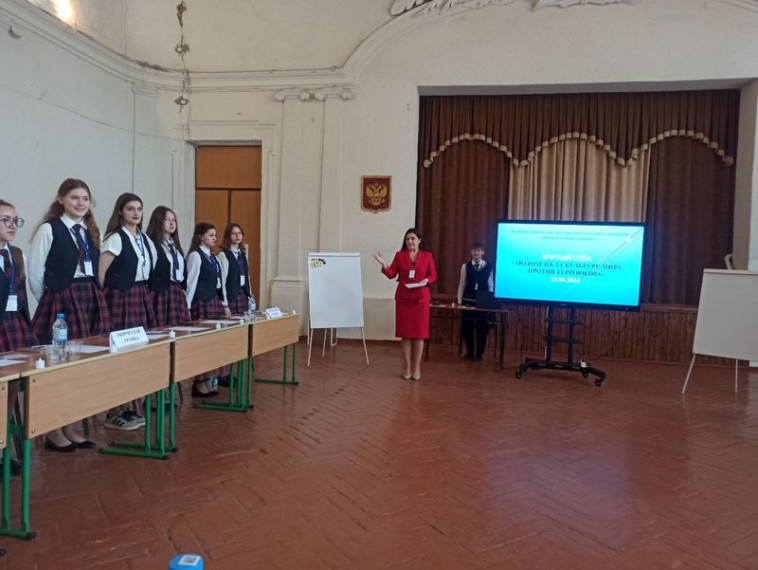 Круглый стол «Молодёжь ЗА культуру мира, ПРОТИВ терроризма» в школе № 1 города Енакиево.