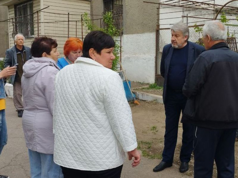Глава администрации города Енакиево Сильванский Ю.Г. провел выездной прием работников и встречи с населением.