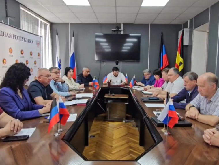 Глава муниципального образования городского округа Енакиево Роман Храменков провёл еженедельное аппаратное совещание.