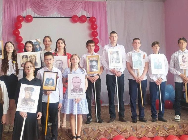 В образовательных учреждениях Енакиево прошли праздничные мероприятия, посвященные 79-ой годовщине Победы в Великой Отечественной войне.
