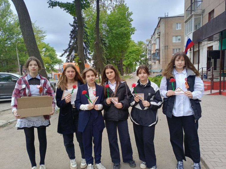 Обучающиеся МБОУ «Школа № 15 им. М.С. Батраковой г. Енакиево» приняли участие в акции «Красная гвоздика».