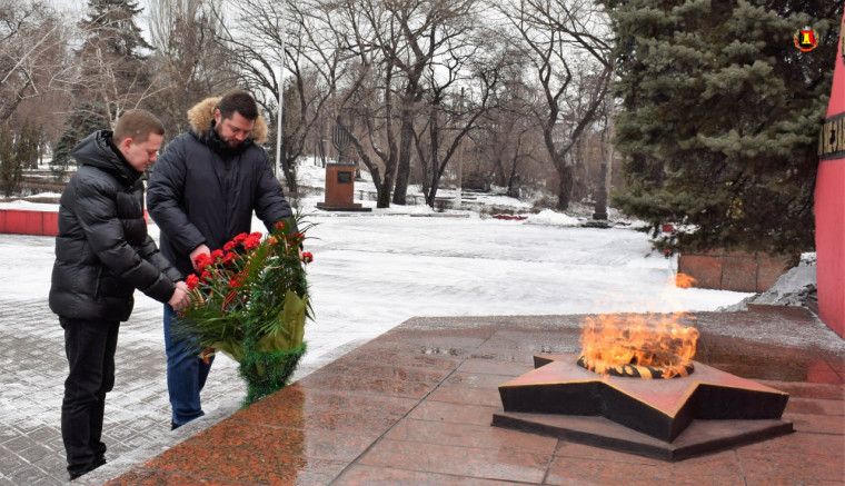 Состоялось торжественное возложение цветов к мемориалу «Вечный огонь».