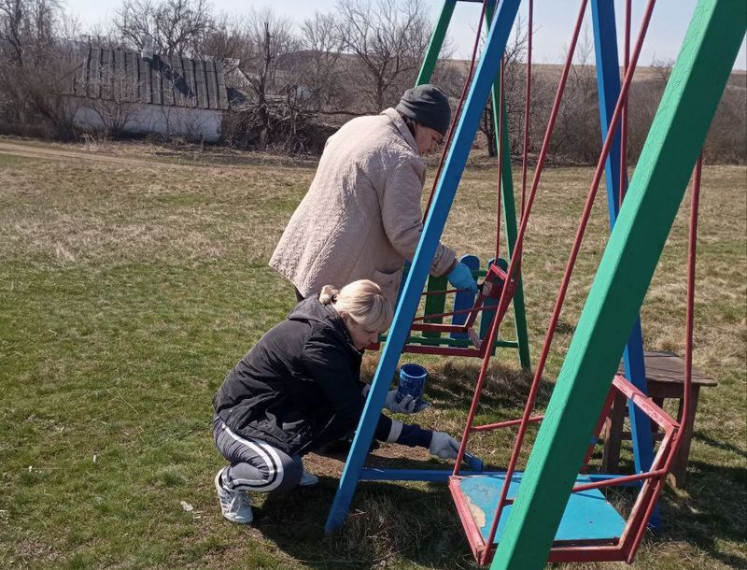 Муниципальными унитарными предприятиями городского округа Енакиево, были произведены работы по благоустройству детских площадок.