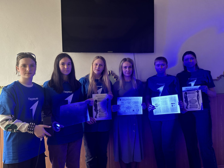 Активная молодежь городского округа Енакиево вместе с Доброслужащим присоединились к акции «Зажги синим».