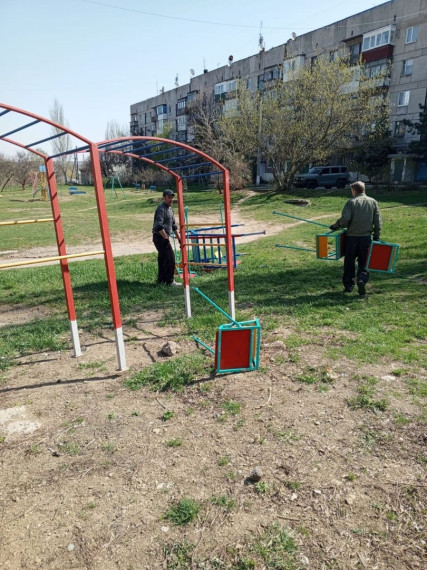 Муниципальными унитарными предприятиями выполнена работа по благоустройству детских площадок в городском округе Енакиево.
