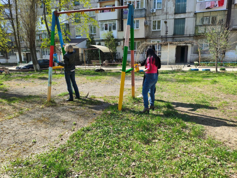 Муниципальными унитарными предприятиями выполнена работа по благоустройству детских площадок в городском округе Енакиево.