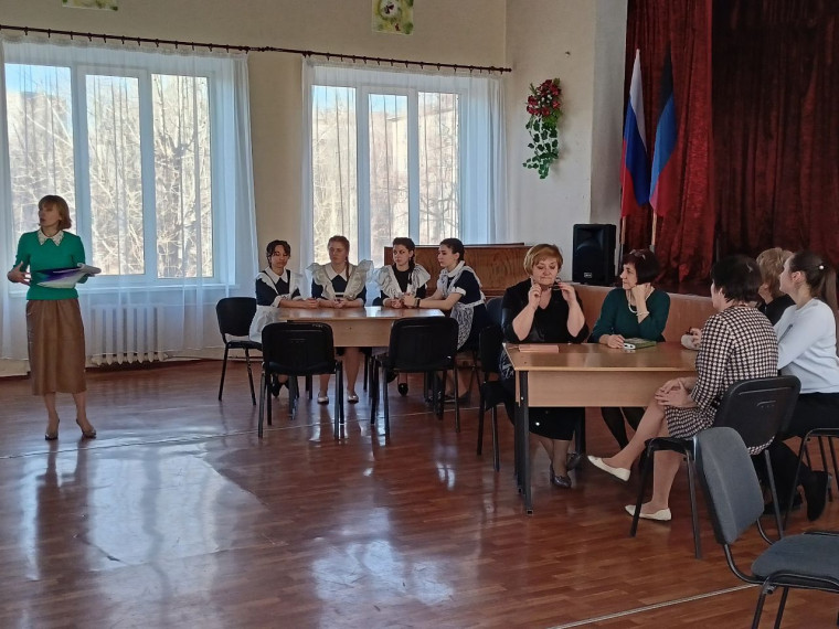 В Енакиево выбирают лучшего учителя 2023 года.