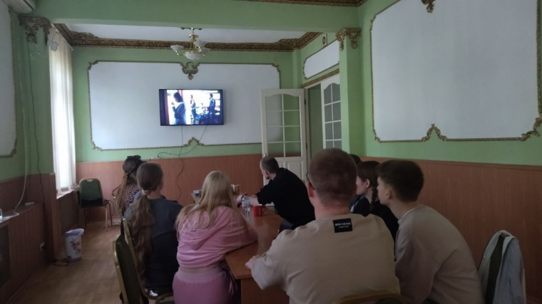 Прошел кинофестиваль «Без срока давности» с участием молодежного актива городского округа Енакиево.