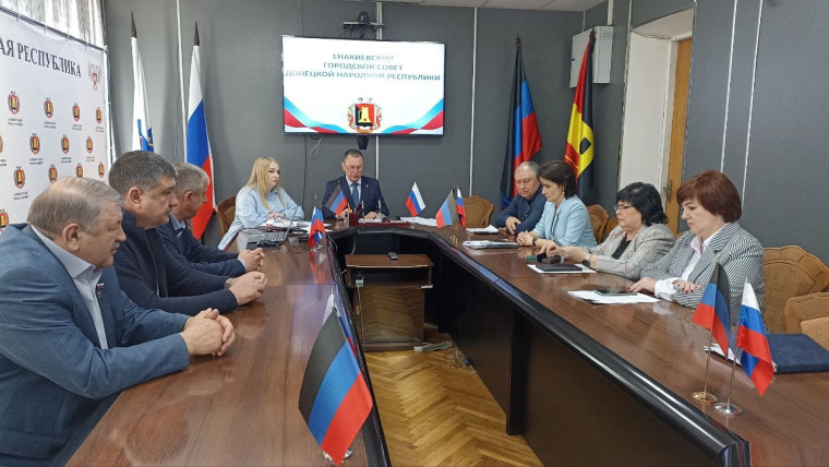 Состоялось заседание Енакиевского городского совета Донецкой Народной Республики первого созыва.