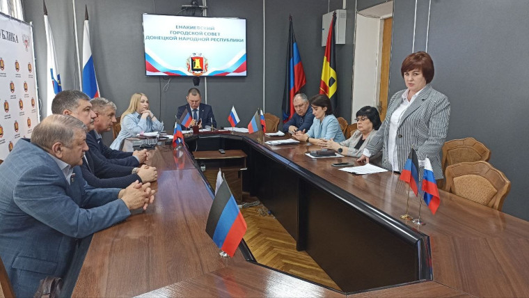 Состоялось заседание Енакиевского городского совета Донецкой Народной Республики первого созыва.