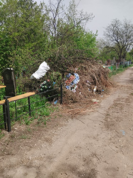 Организованы мероприятия по уборке кладбищ на территории городского округа Енакиево.