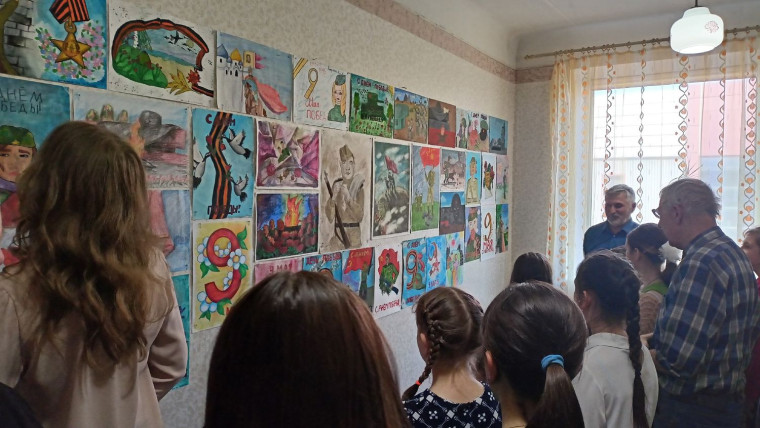 Открыта выставка детского рисунка «Помнит сердце…», посвященная Дню Победы.
