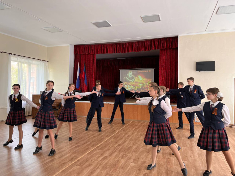 Праздничный концерт, приуроченный к 9 Мая, состоялся в школе № 2 города Енакиево.