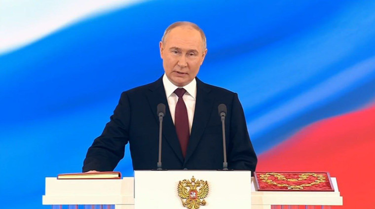 Владимир Путин вступил в должность Президента Российской Федерации.